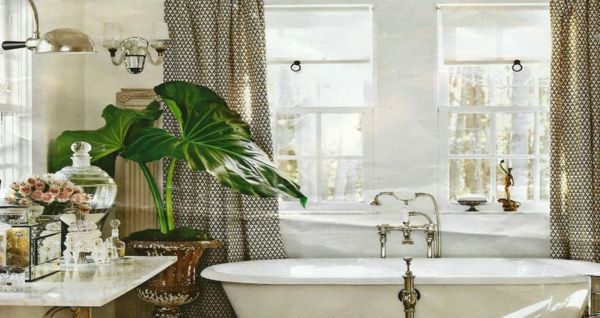 Plants and pots go well with the style of the bathroom