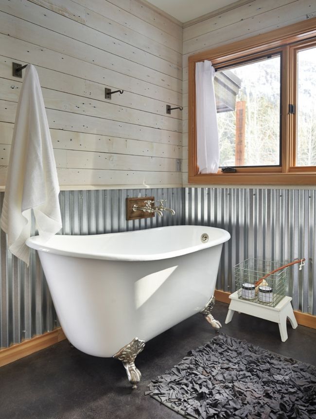 Haken anhängen Tücher Teppich grau Badewanne Metallverkleidung Fensterrahmen Holz