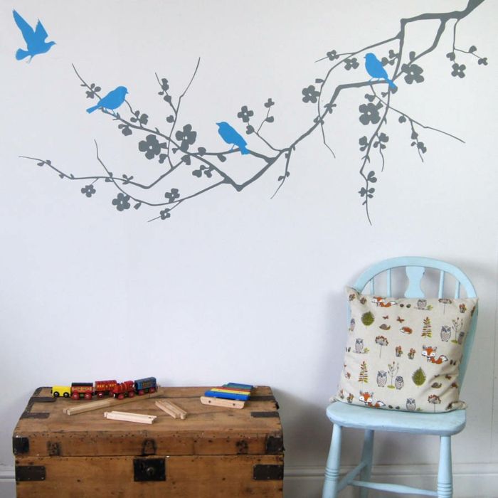 Bird motifs on the wall put people in a good mood in the children's room