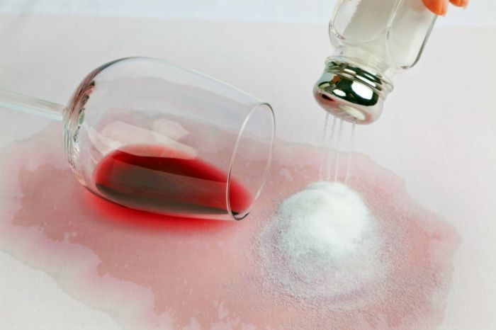 Das Salz wirkt effektiv nicht nur bei Fettflecken, sondern auch bei Rotweinflecken