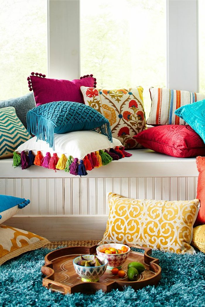 Confetti-colored accessories such as throw pillows and carpets ensure high spirits and a good mood