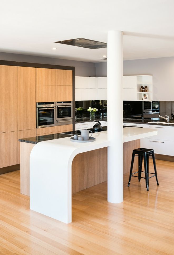 Küche Einrichtung kurvig Echtholz Säule weiß stilvoll