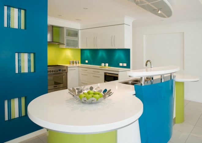 Küche Einrichtung kurvig Limette Aqua blau Theke Bar