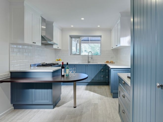 Küche Einrichtung kurvig blau weiß