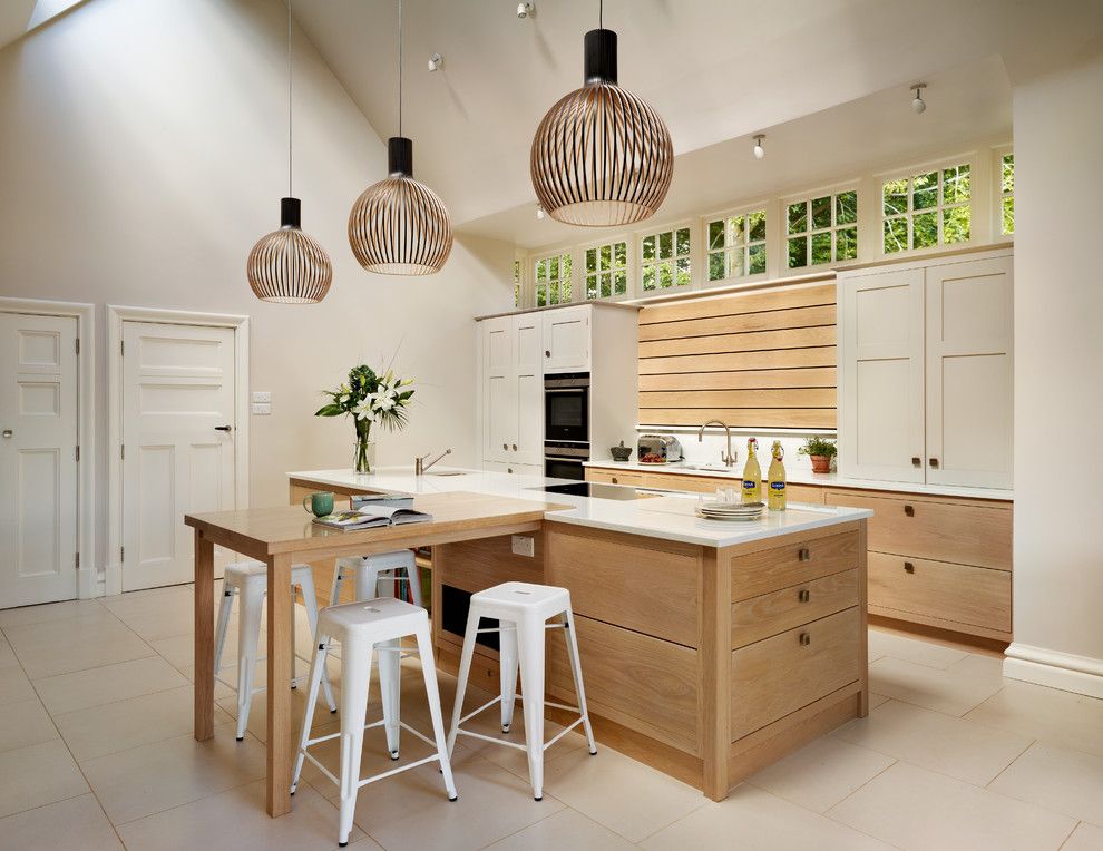 Küche Interieur Design Pendelleuchte Hängeleuchte Holz Schrank weiß