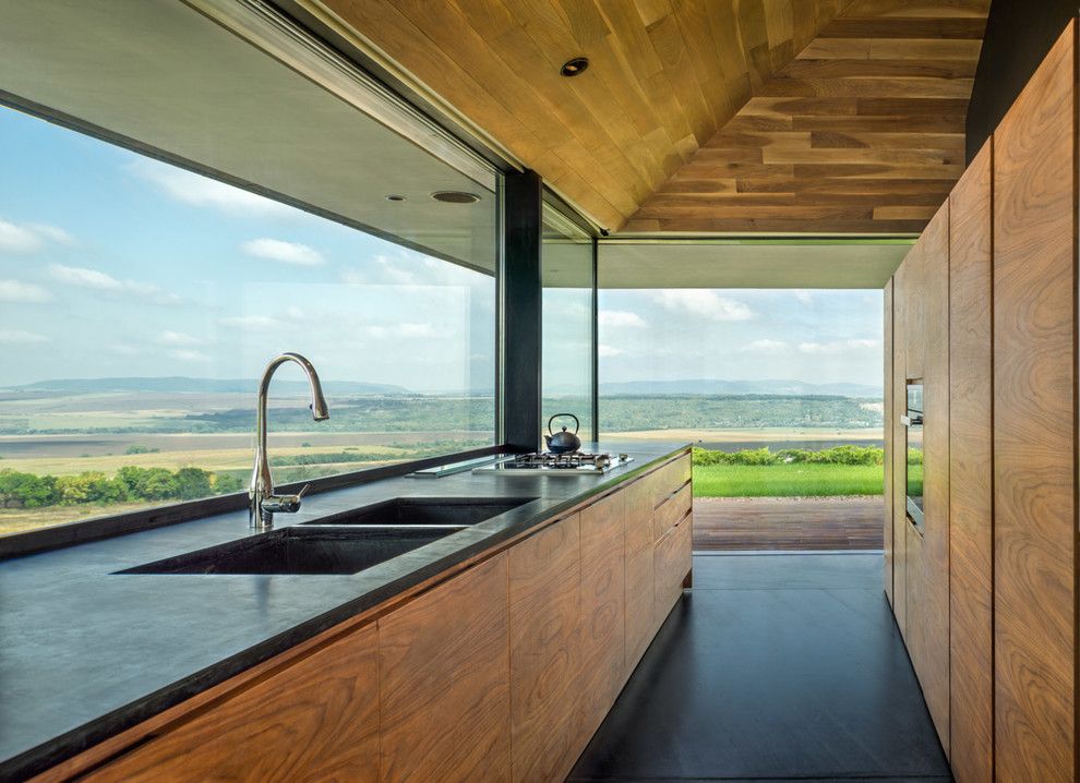 Küche Interieur Design herrliche Aussicht Holzoptik Waschbecken stillvoll modern schwarz