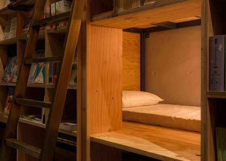 Modern Design Hostel Tokyo Bibliotek bookcase sleeping cabin