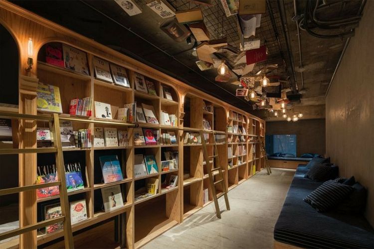 Modern Design Hostel Tokio Buch inovativ Bibliotek navy-blau Bücherregal Polstersofa Polsterkissen