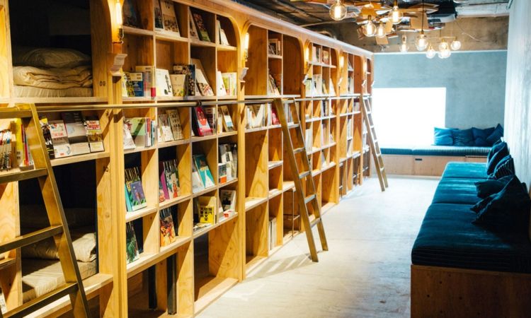 Modern Design Hostel Tokio Buch inovativ Bibliotek navy-blau Kissen Hängelampe