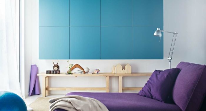 Pastelltöne Farbgestaltung Inneneinrichtung lila blau Stehelampe Klassiker Holzregal