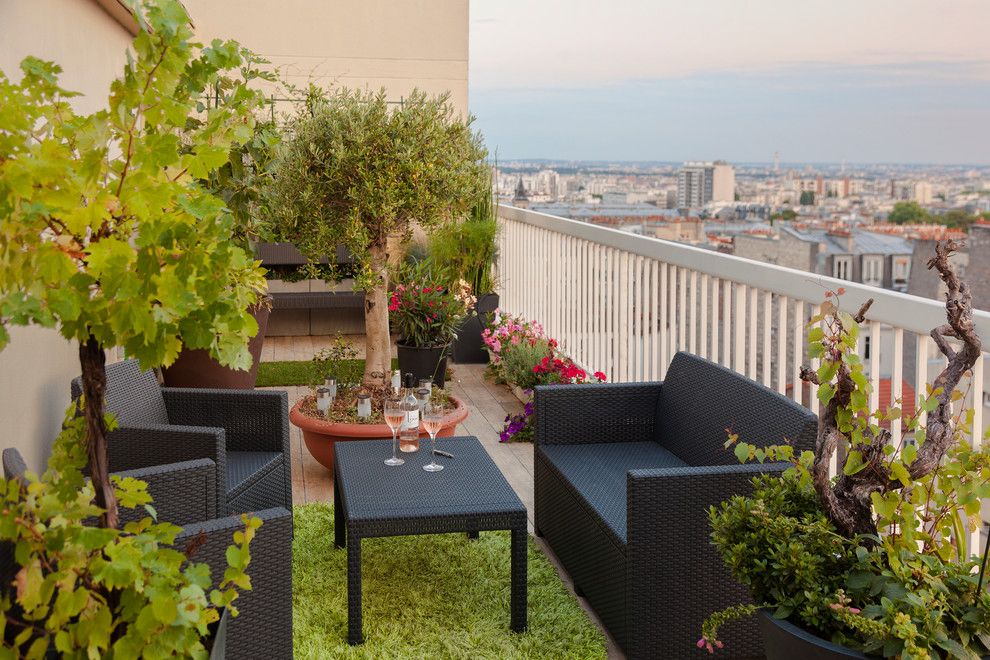 Der Balkon mit Topfpflanzen und Grasteppich in einen schönen Garten verwandeln