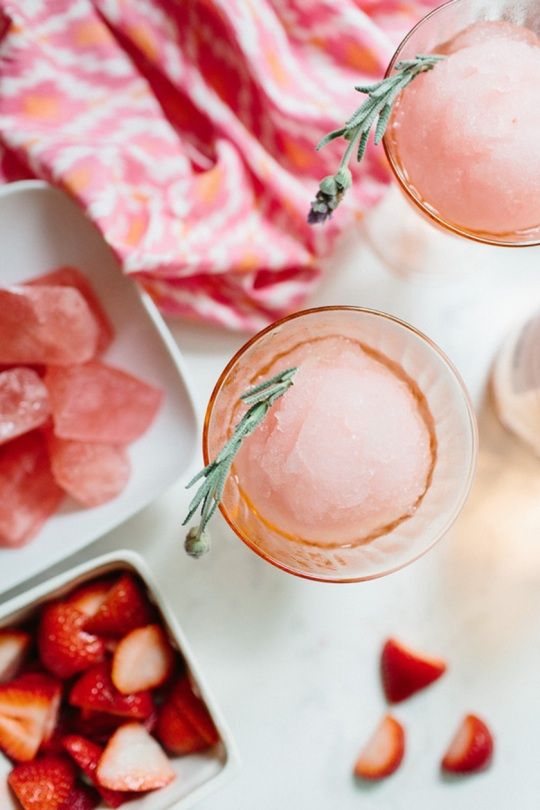 The rosé wine gives every cocktail a delicate taste.