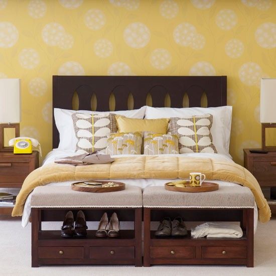 Die gelben Tapeten passen ideal zu Möbeln in Wenge