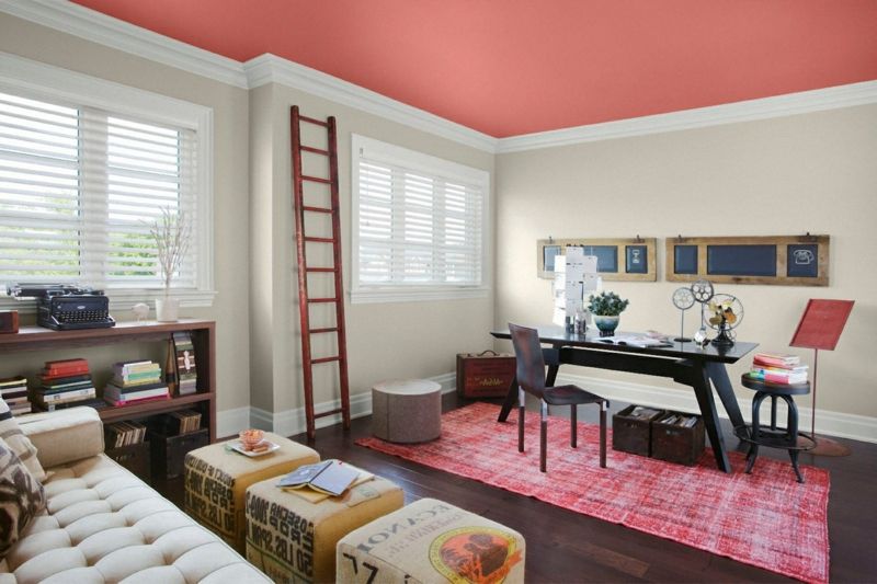 Wand- und Deckenfarben sind mit den Farben des Bodens und der Möbel abgestimmt