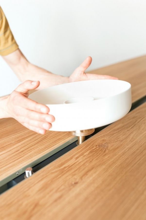 Wohnidee Küche Esstisch Eichenplatte Kochen Design Keramik Weiß Moritz Putzier