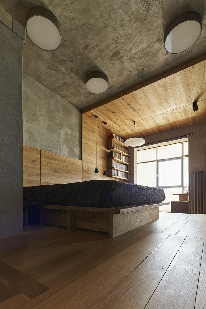 Living idea trendy industrial oak drawers Alexey Rozenberg bedroom concrete ceiling wooden floor