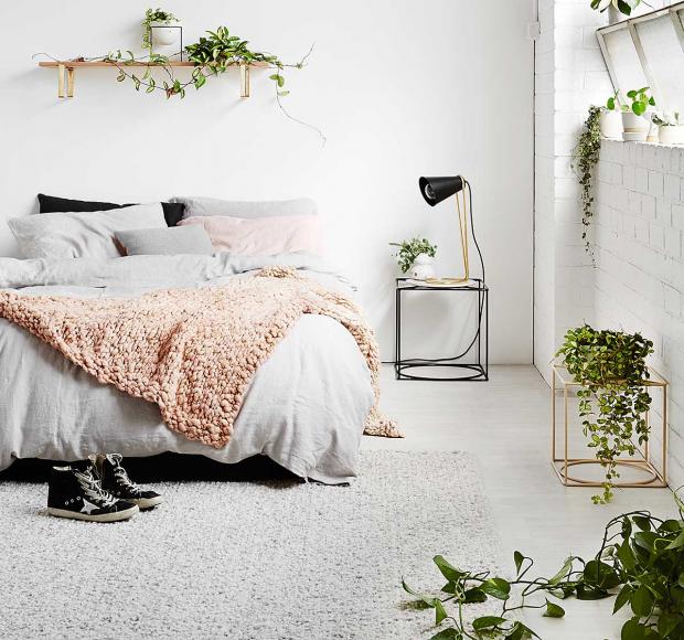 Wohnung Ideen Pflanzen Schlafzimmer grau weiß Zimmerblume