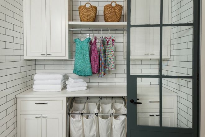 Laundry bag Zigelsteinwand white laundry room hangers shelves