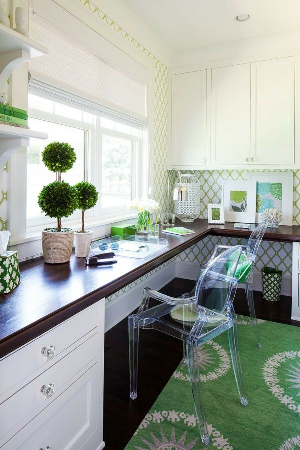 Arbeitsplatz zu Hause einrichten grüne Deko Elemente Teppich transparente Stühle