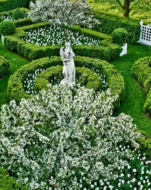 Color design in the garden - seduction in white