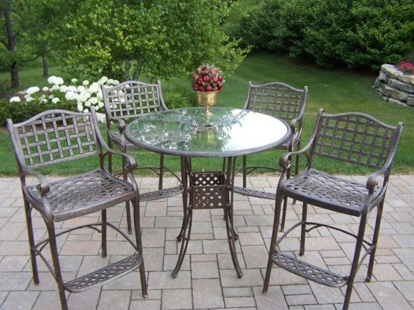 Stainless steel garden furniture looks classic