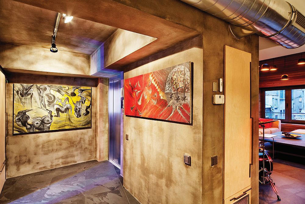 Modernly styled entrance area: light brown nuances on the walls and large abstract paintings 