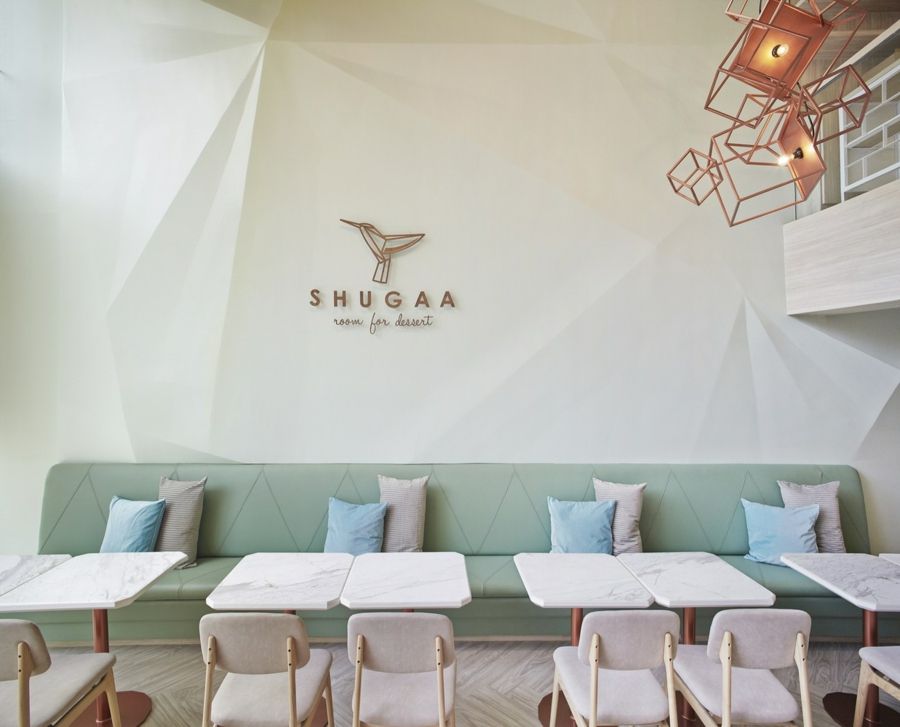 Kaffeehaus Shugaa Sitzmöbel Pasteltöne Marmorplatten