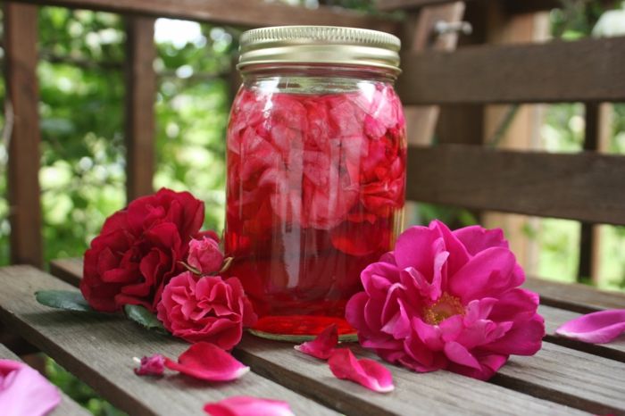 Prepare rose punch yourself for the party in the garden