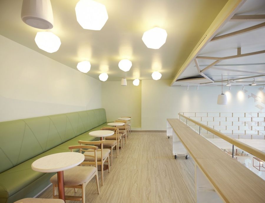 Sitzbank gepolstert grün Deckenleuchte Kaffeehaus