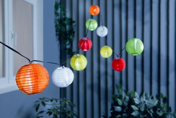 Lanterns in bright colors put you in a good mood in every garden