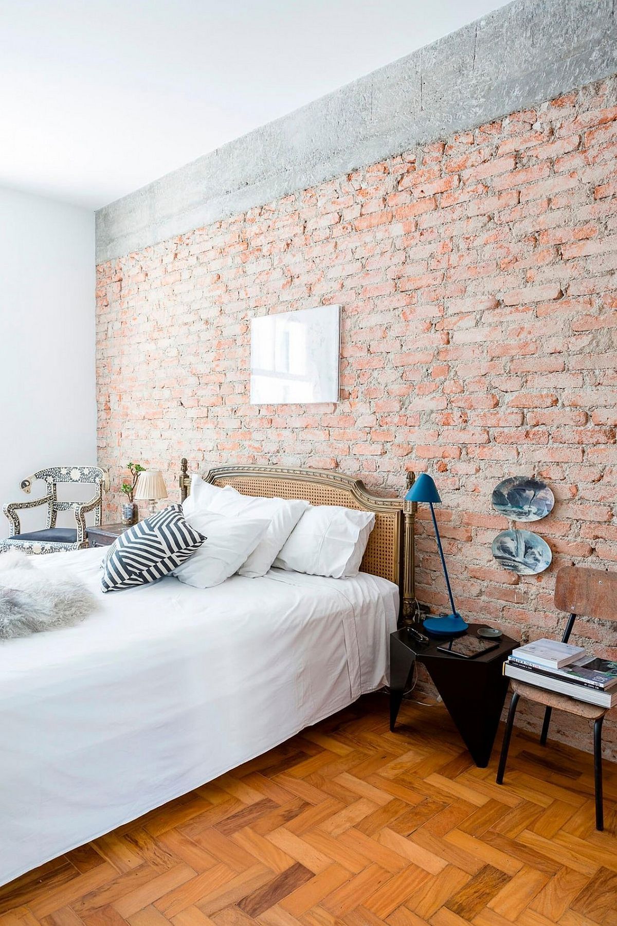 A brick wall in the bedroom serves as an eye-catcher there
