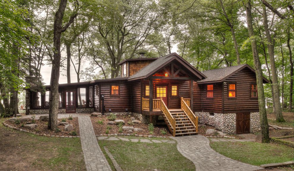 Holz und Steine bilden die perfekte Fassade für eine Hütte
