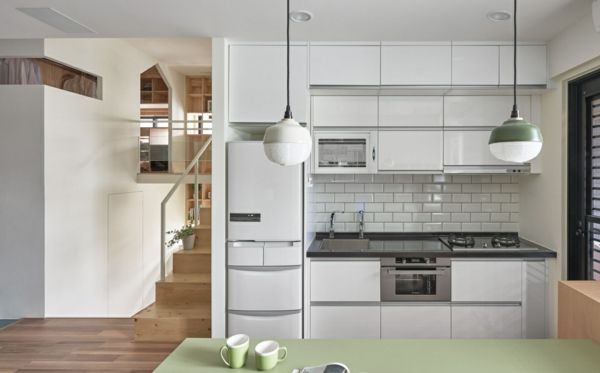 kleine Küche in Weiß Einrichtungsideen Hängeleuchte Holzboden