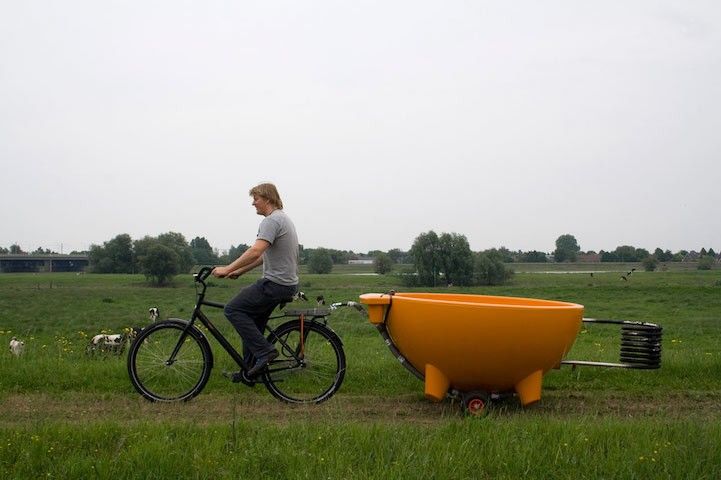 Dutchtub junger Mann auf dem Fahrrad schleppt die tragbare Badewanne
