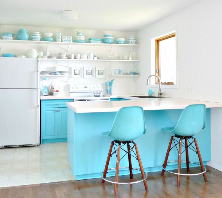 When designing a blue kitchen, one should definitely think about the surfaces of the furniture