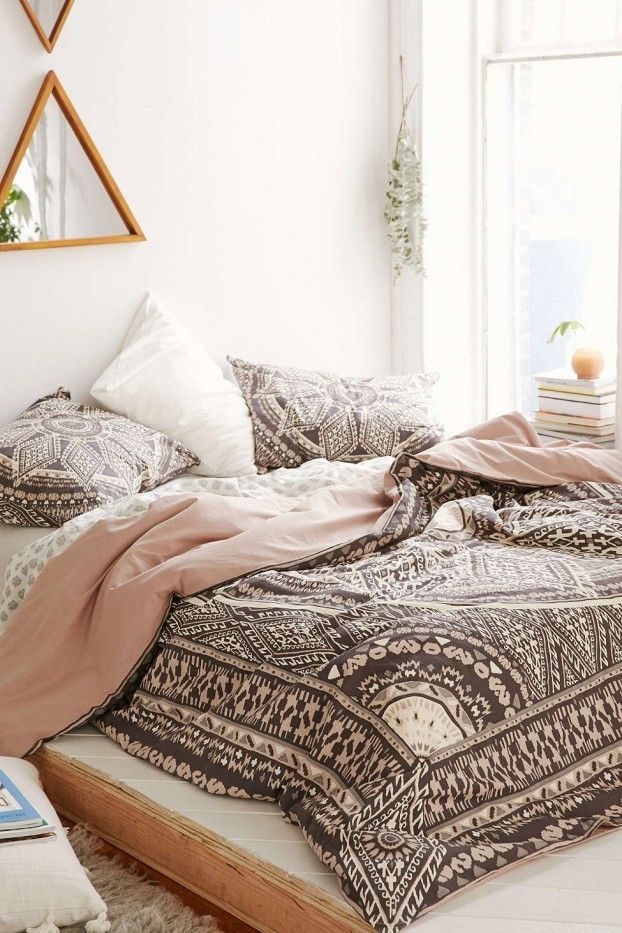Bohemian look for the bedroom bed linen in rose and brown with an ethnic pattern