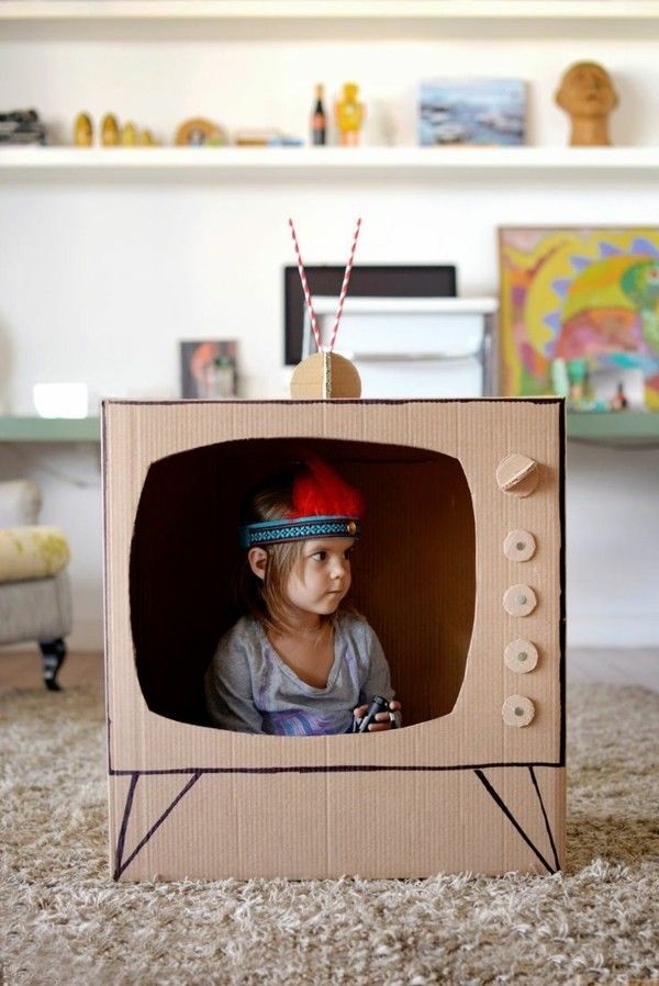 DIY TV children's room decoration made of cardboard