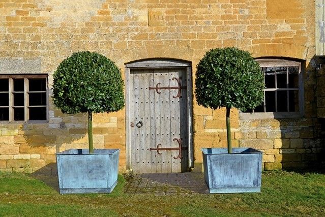 Decorative elements in a rustic style in a country house garden