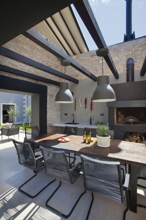 Designer Outdoor Küche massive Holzplatte graue Pendelleuchte