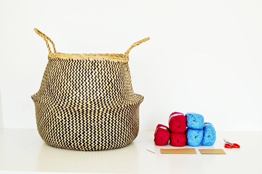Do-it-yourself wicker basket with red, sky-blue knitting yarns