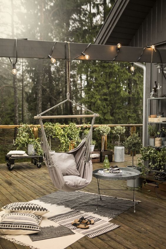 Hängematte Lichterkette Garten Deko Idee Beistelltisch aus Metall