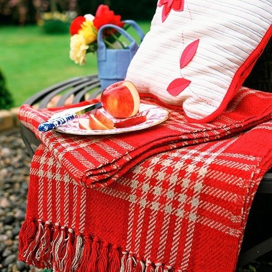 Idea for a romantic picnic in the garden