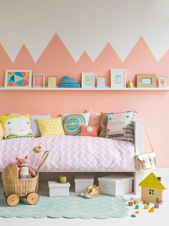 Children's room walls paint a triangular look
