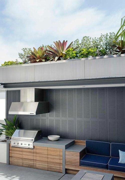 Moderne Outdoor Küche Sitzbank mit blauen Kissen Edelstahlausrüstung