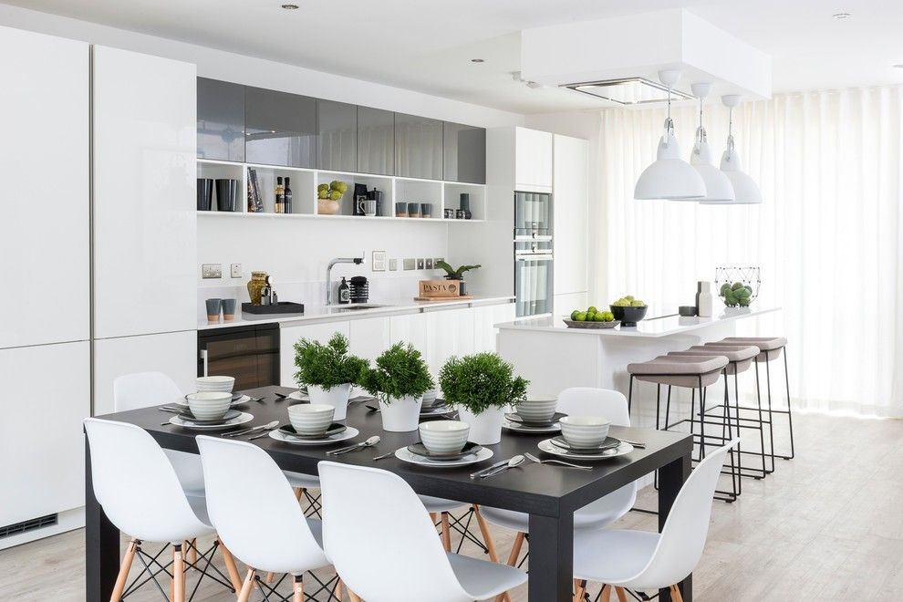 Moderne Wohnung weiße moderne Küche in neutralen Farbtönen