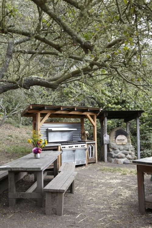 Outdoor Küche Barbecue Sitzbänke aus Holz Esstisch Schutzdach