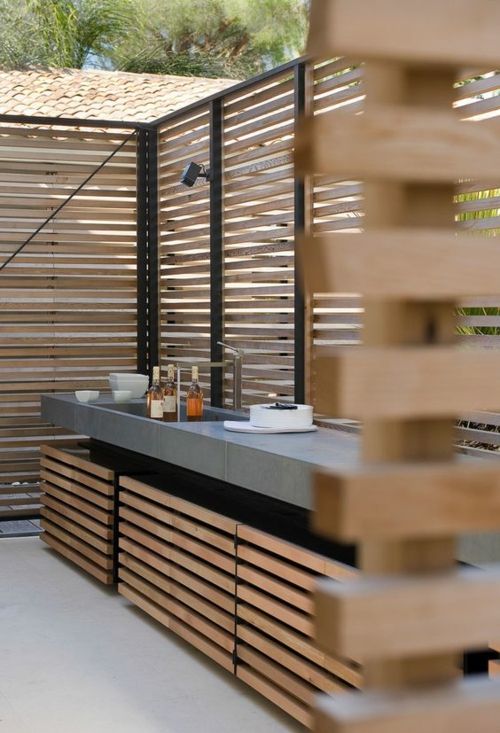 Stylish garden kitchen wood partitions
