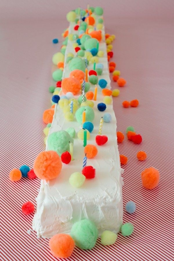 Torte Kinderparty bunte Pompons Sahnekuchen Deko Ideen