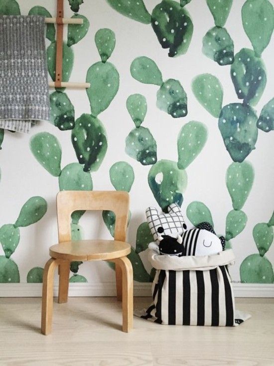 Wanddekoration DIY grüne Kakteen selbst malen Holzstuhl im Kinderzimmer