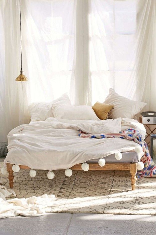 Weiße gardinen Bettwäsche in Weiß mit Pompons Schlafbereich